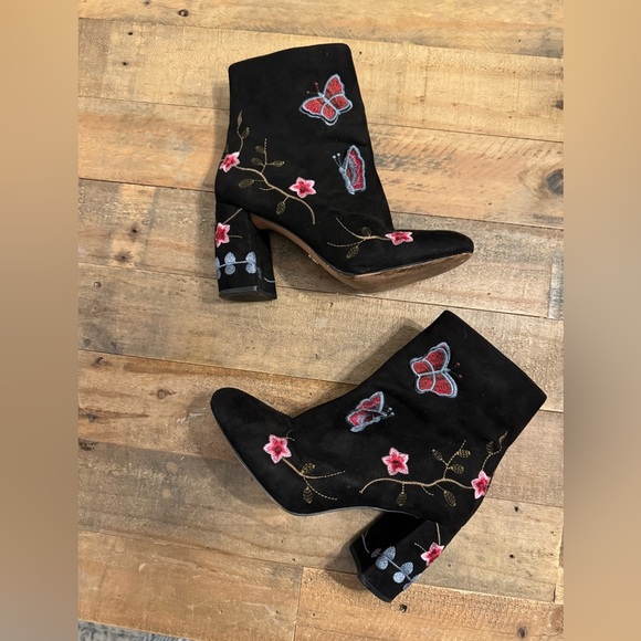 Nanette Lepore Lilly‎ Floral Embroidered Block Heel Suede Boots Fairy Whimsigoth - Picture 1 of 3